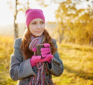 genç kadının Sonbahar sezonu. sonbahar açık dikey