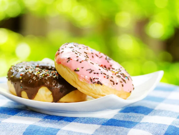 Donuts frescos no fundo da natureza — Fotografia de Stock