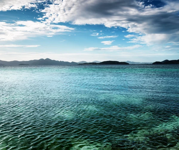 Mar tropical y cielo azul —  Fotos de Stock