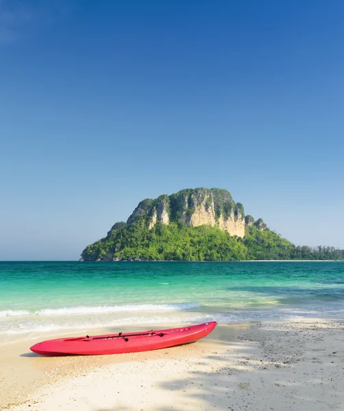 Agua clara y cielo azul. Playa en la provincia de Krabi, Tailandia — Foto de Stock
