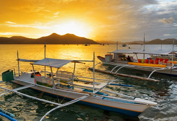 Barcos tradicionales al atardecer. Filipinas — Foto de Stock