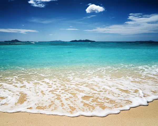 Hermosa playa tropical y cielo azul — Foto de Stock