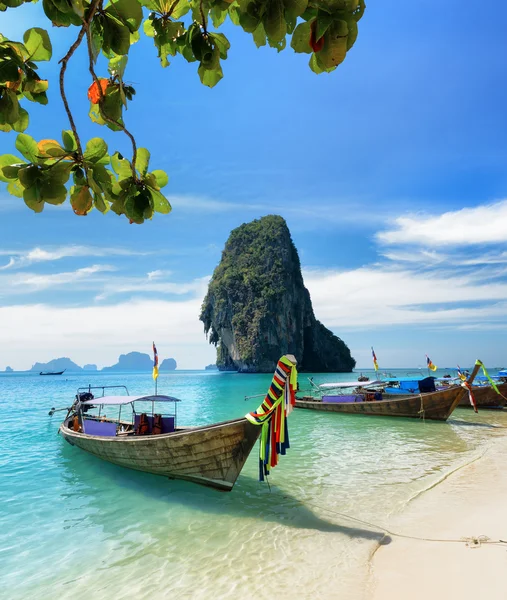 Thai hajók a phra nang beach, Thaiföld — Stock Fotó