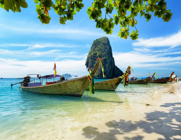 Thailändska båtar på phra nang beach, thailand — Stockfoto