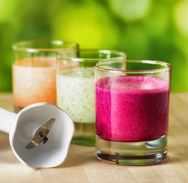 Gemüsesmoothie auf Holztisch vor ländlichem Hintergrund — Stockfoto