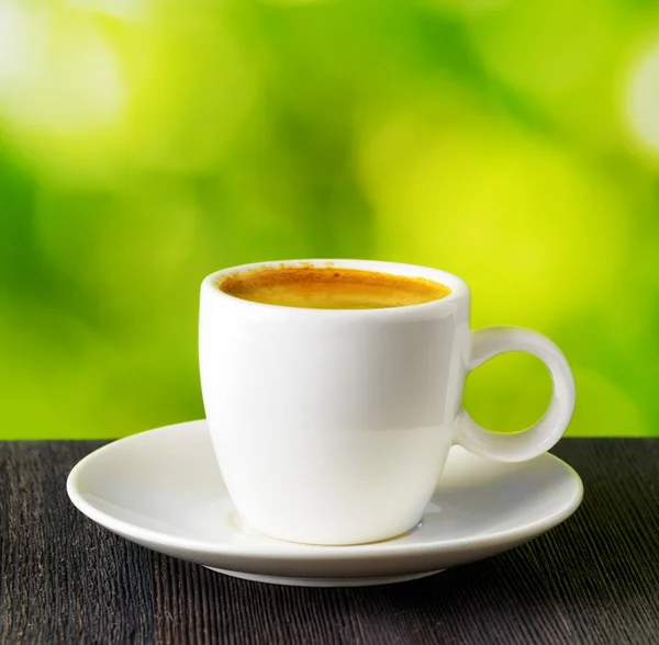 Kopp kaffe på natur bakgrund — Stockfoto