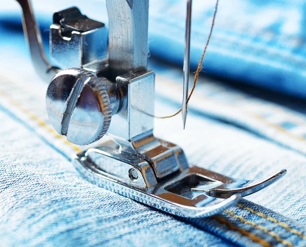 Máquina de costura e tecido de calça — Fotografia de Stock