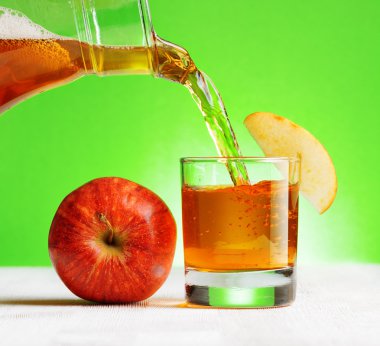 elma suyu cam sürahi dökme