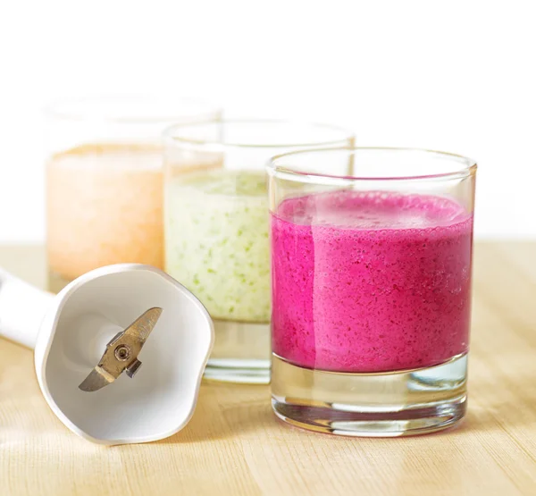 Smoothie de frutas na mesa de madeira no fundo branco — Fotografia de Stock