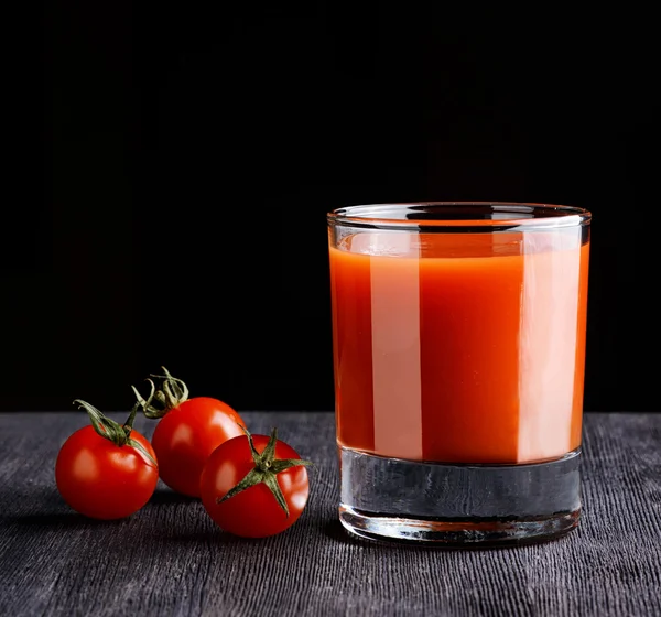 Glas tomatjuice på ett bord — Stockfoto