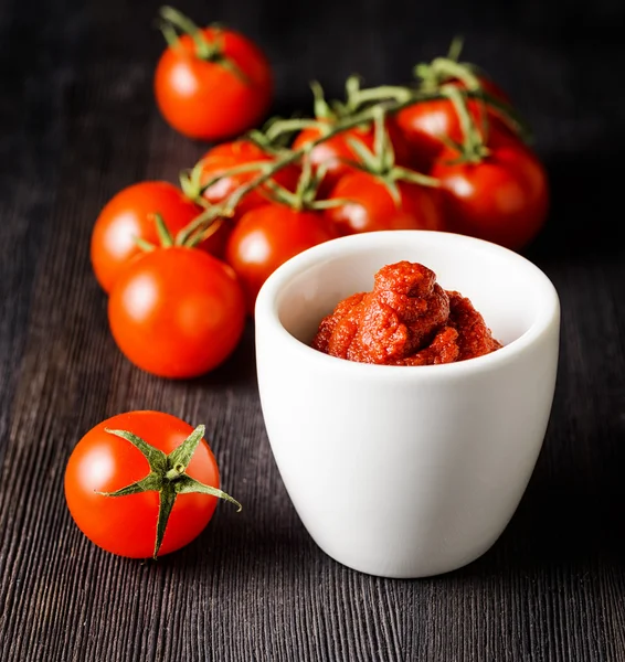 Спелые помидоры и томатная паста — стоковое фото
