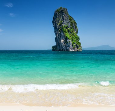 temiz su ve mavi gökyüzü. Phra nang beach, Tayland