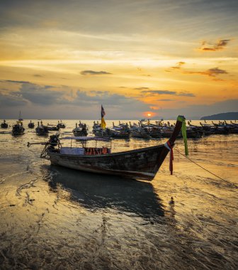 sunset beach, geleneksel Tay tekneler. ao nang, krabi il