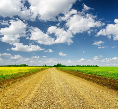 Mavi gökyüzü ve toprak yol