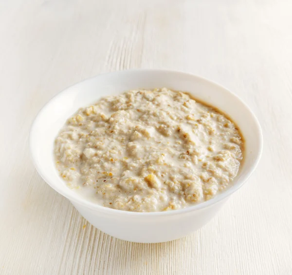 Cuenco de avena gachas en la mesa de madera — Foto de Stock