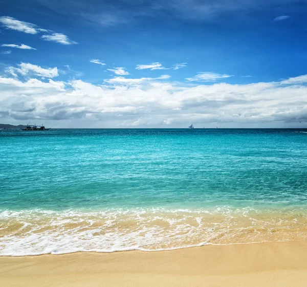 Prachtig tropisch strand en blauwe lucht — Stockfoto