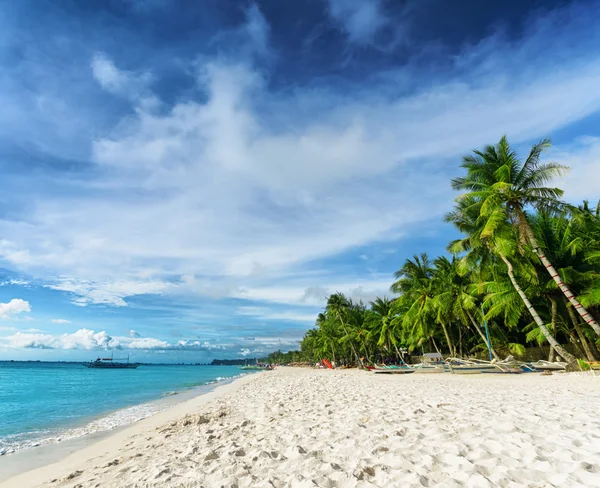 Hermosa playa tropical y cielo azul —  Fotos de Stock
