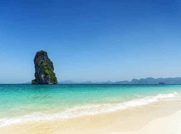 Água limpa e céu azul. Praia de Phra Nang, Tailândia — Fotografia de Stock