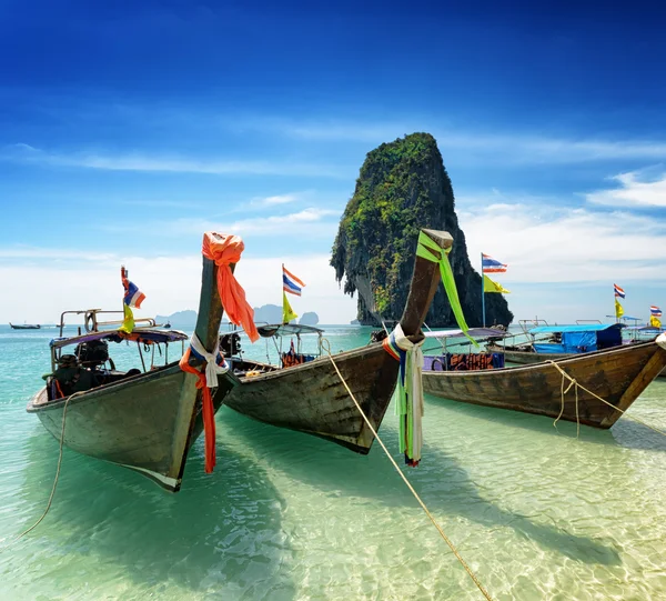 Barcos tailandeses na praia de Phra Nang, Tailândia — Fotografia de Stock