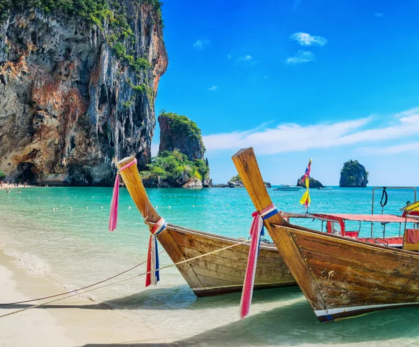 Boats on Phra Nang beach, Thailand — Stock Photo, Image