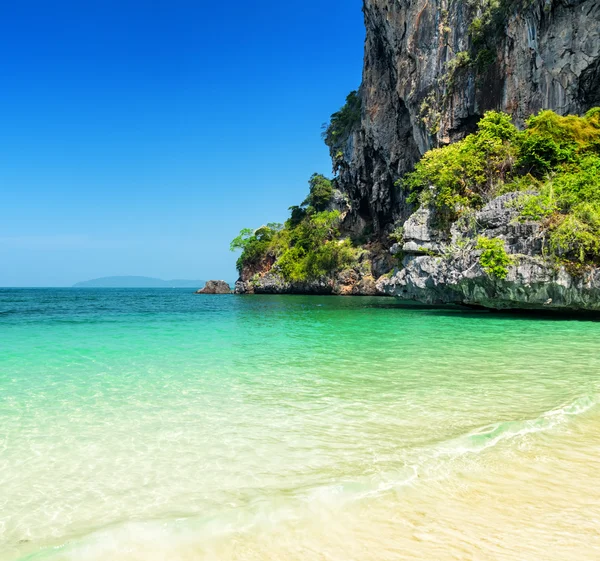 Čistou vodou a modrá obloha. Phra nang beach, Thajsko — Stock fotografie