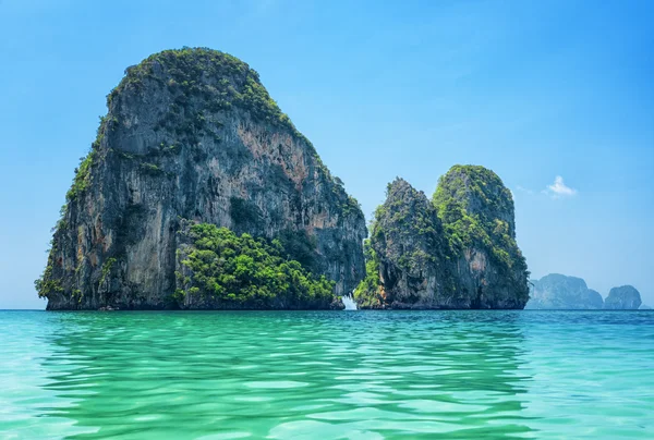 Helder water en blauwe hemel. Phra nang beach, thailand — Stockfoto