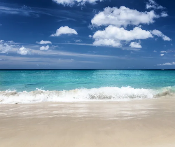 Schöner tropischer Strand und blauer Himmel — Stockfoto