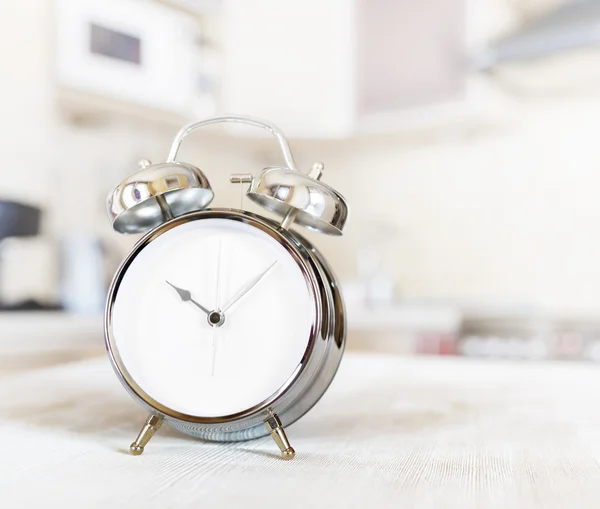 Reloj despertador en una mesa en la cocina — Foto de Stock