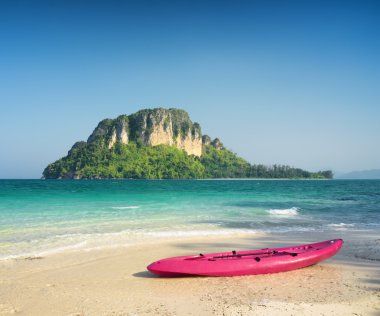 temiz su ve mavi gökyüzü. krabi il, Tayland Beach