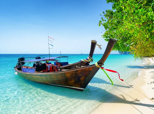 Acqua limpida e cielo blu — Foto Stock