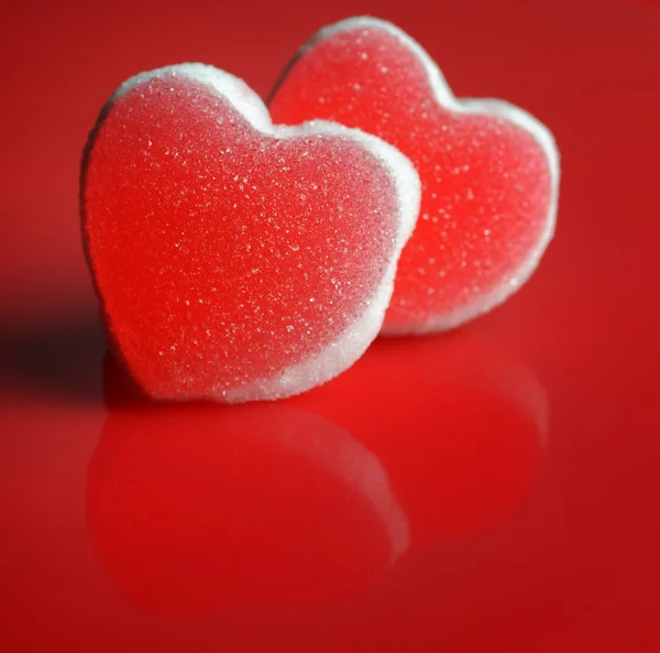 Cukrové srdce na červeném pozadí — Stock fotografie