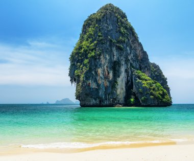 temiz su ve mavi gökyüzü. Phra nang beach, Tayland