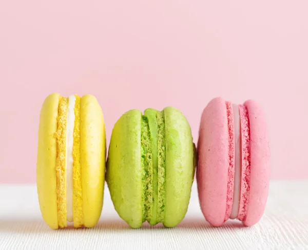 Macaron sur table en bois blanc — Photo