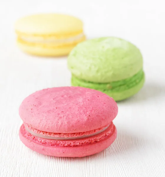 Macaron sobre mesa de madera blanca — Foto de Stock