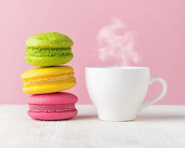 Macaron en kopje koffie — Stockfoto