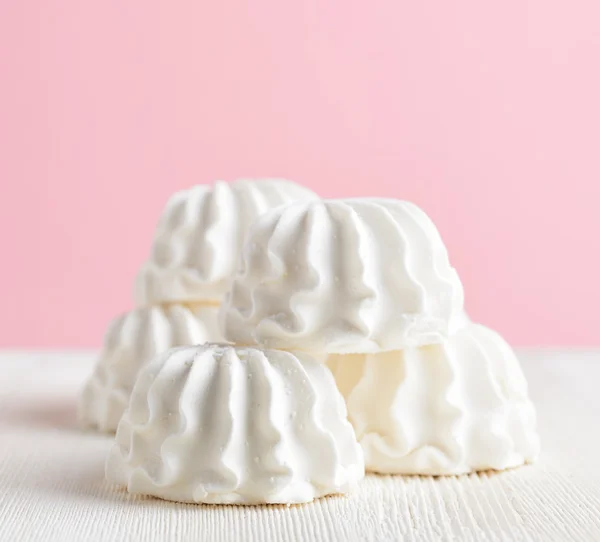 Vit marshmallow på träbord — Stockfoto
