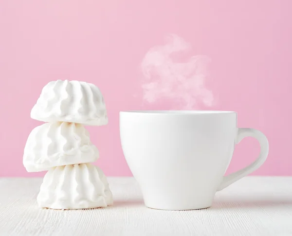 Marshmallow and cup of coffee — Stock Photo, Image
