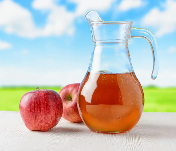 苹果汁对自然背景 jug — 图库照片
