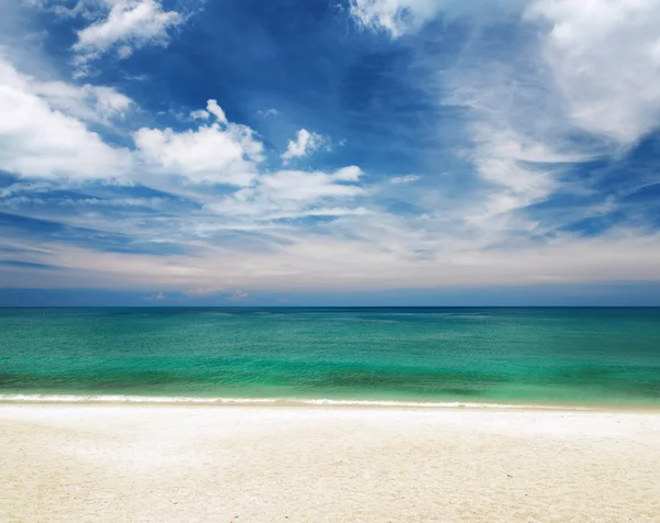 Helder water en blauwe hemel. witte zandstrand — Stockfoto