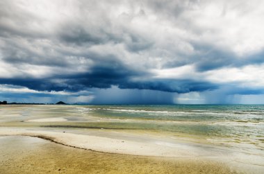 gelgit fırtınalı gökyüzü ve plaj