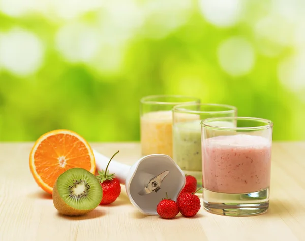 Frucht-Smoothie auf Holztisch vor erzählerischem Hintergrund — Stockfoto