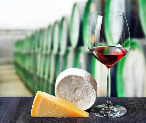 Verre de vin et fromage dans la cave — Photo