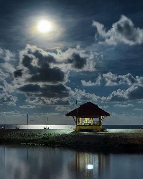 Gazebo and moon in water's reflection. Night landscape — Stock Photo, Image