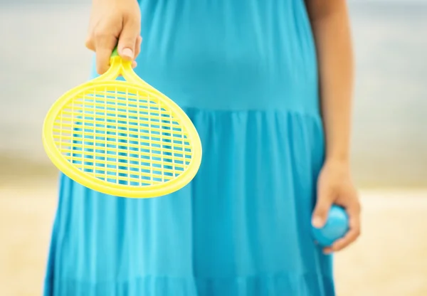 Donna in abito blu giocare a tennis sulla spiaggia — Foto Stock