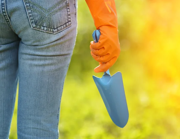 庭での作業、オレンジの手袋の女 — ストック写真