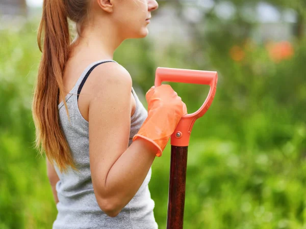 Kobieta pracująca w ogrodzie — Zdjęcie stockowe