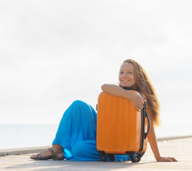 ahşap iskele üzerinde oturan genç kadın