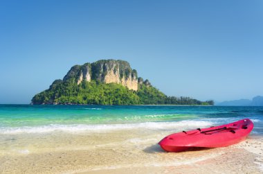 temiz su ve mavi gökyüzü. krabi il, Tayland Beach