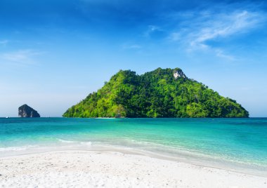 Temiz su ve mavi gökyüzü