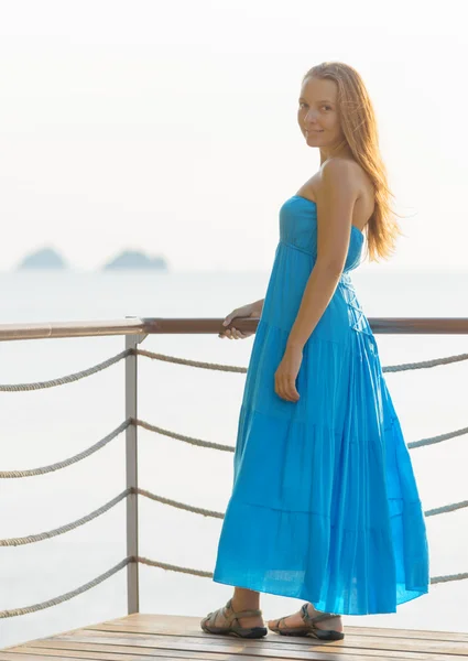 Young woman looking at the sea — Stock Photo, Image